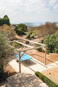 Der große Garten beinhaltet eine Tischtennisplatte und bietet somit eine unterhaltsame Möglichkeit, sich im Freien zu vergnügen.
