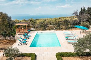 Weitsicht. Am Pool des Sunrise House können Sie wahre Weite erfahren, während Sie in entspannter Atmosphäre die sonnigen Tage genießen.