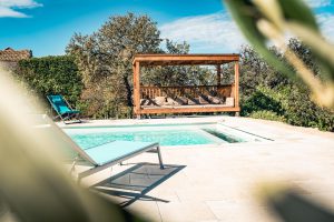 Die Poolterrasse ist mit einer Lounge und Liegen ausgestattet, um Ihnen einen stilvollen und komfortablen Bereich zum Entspannen am Pool zu bieten.